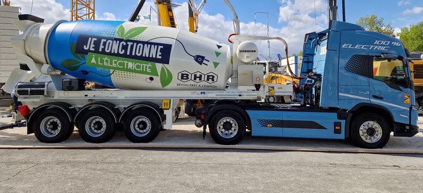 Camions de construction exposés au salon Intermat