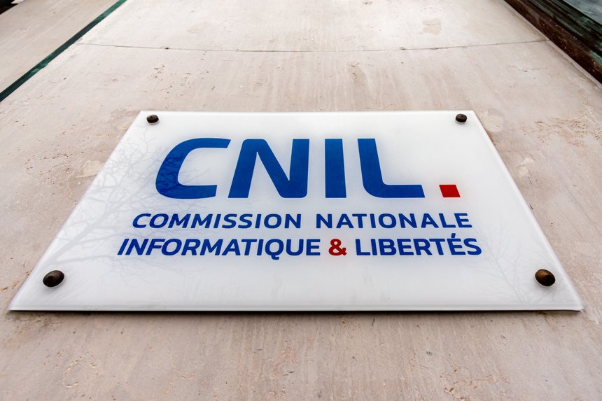 Paris, France - 25 fÃ©vrier 2024: Enseigne Ã  l'entrÃ©e de la Commission Nationale Informatique et LibertÃ©s (CNIL), administration franÃ§aise chargÃ©e de protÃ©ger les donnÃ©es numÃ©riques et les libertÃ©s