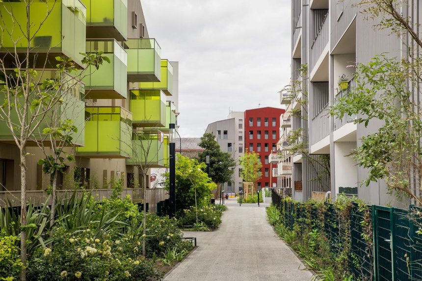 Projet de loi Kasbarian logement social logement intermédiaire contestation parc social Gouvernement associations pauvreté précarité