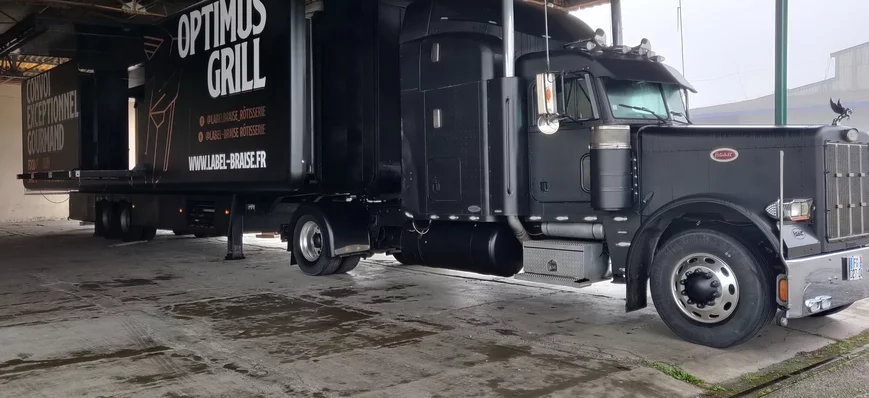 Le plus grand food truck de France est tracté par 