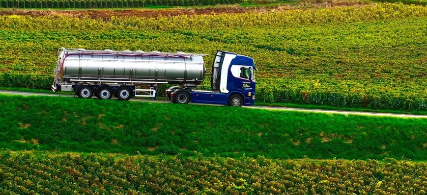 Une flotte de camions au biocarburant B100 pour le