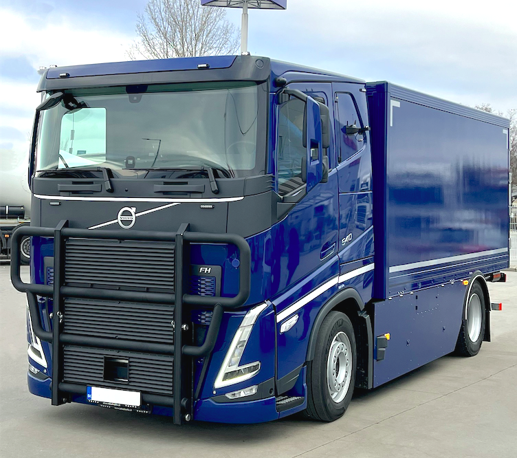 Volvo FH 540 à pare-buffle blindé