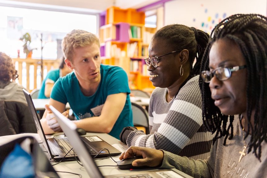 Comment la dématérialisation modifie les fondements du travail social
