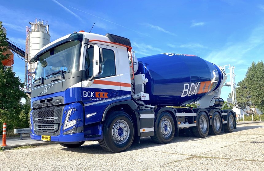 Un porte-malaxeur Volvo 10x4 à suspension intégrale