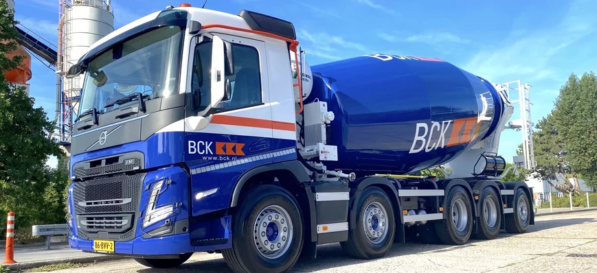 Pays-Bas : un camion porte-malaxeur Volvo à suspen
