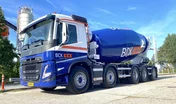Un porte-malaxeur Volvo 10x4 à suspension intégrale