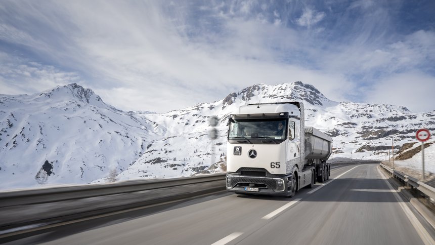 Le prototype de camion hydrogène Mercedes Gen H2 en test dans les Alpes