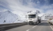 Le prototype de camion hydrogène Mercedes Gen H2 en test dans les Alpes