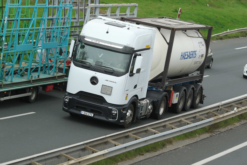 Vu sur l'A46 : le nouveau Mercedes Actros L en semi porte conteneur citerne