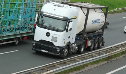 Vu sur l'A46 : le nouveau Mercedes Actros L en semi porte conteneur citerne