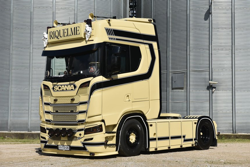 Tuning Scania S 530 des transports Riquelme, trois tons contrasté