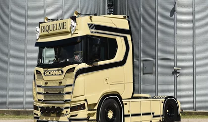 Tuning Scania S 530 des transports Riquelme, trois tons contrasté