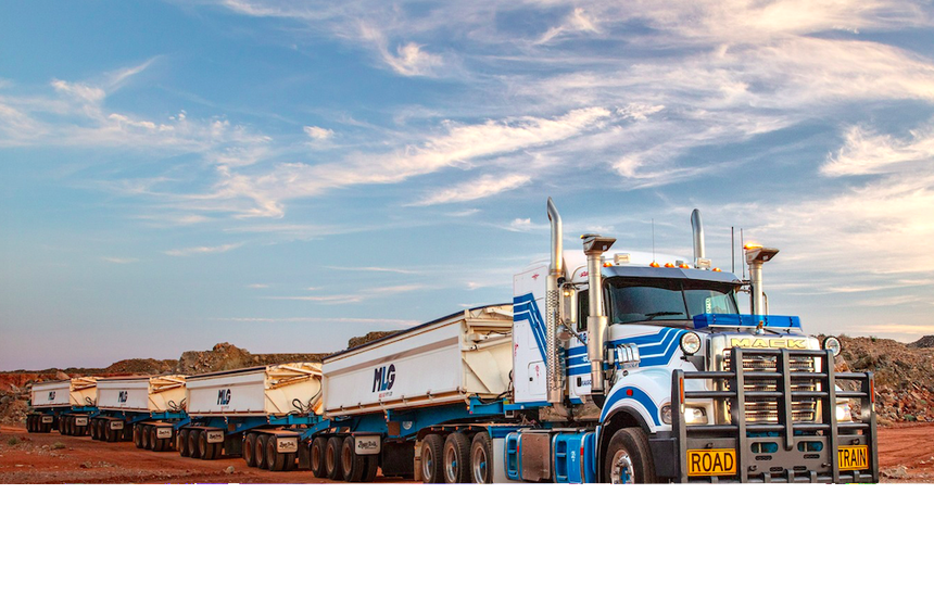 Road-train avec Mack Titan 8x6 tri-drive