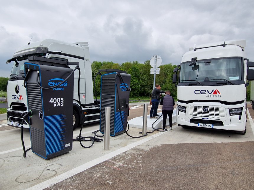 Deux bornes à la station-service électrique pour camions de l'A26