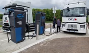 Deux bornes à la station-service électrique pour camions de l'A26