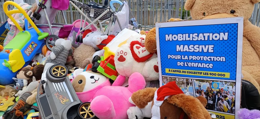 “La casse de la protection de l’enfance” symbolisé