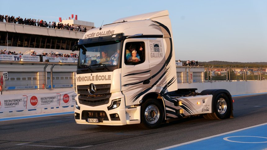 Un camion-école Mercedes Actros 1853 pour le lycée Galliéni