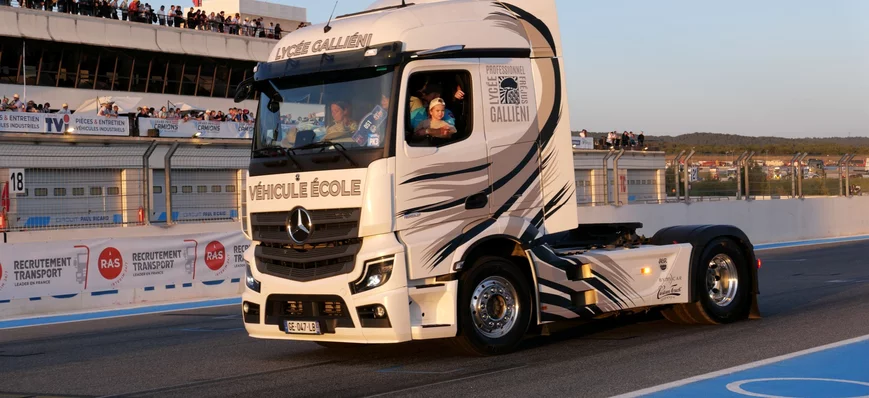 Très classe, le camion-école à l’étoile !