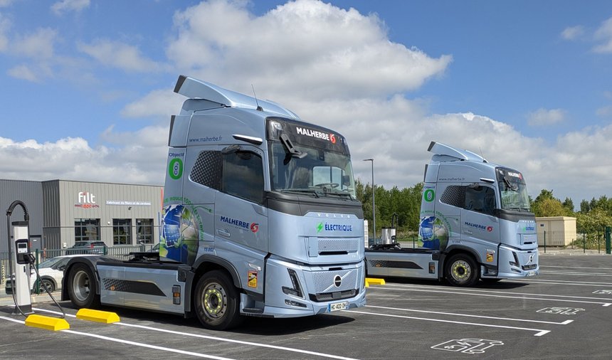 Deux des onze Volvo Trucks électriques acquis par le groupe Malherbe