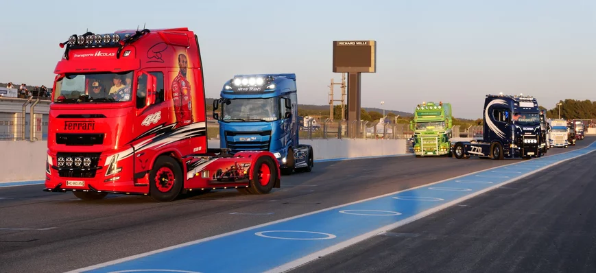 Castellet : la parade du samedi soir des camions p