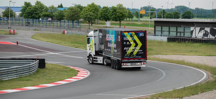 Mercedes établit le record de distance en marche a