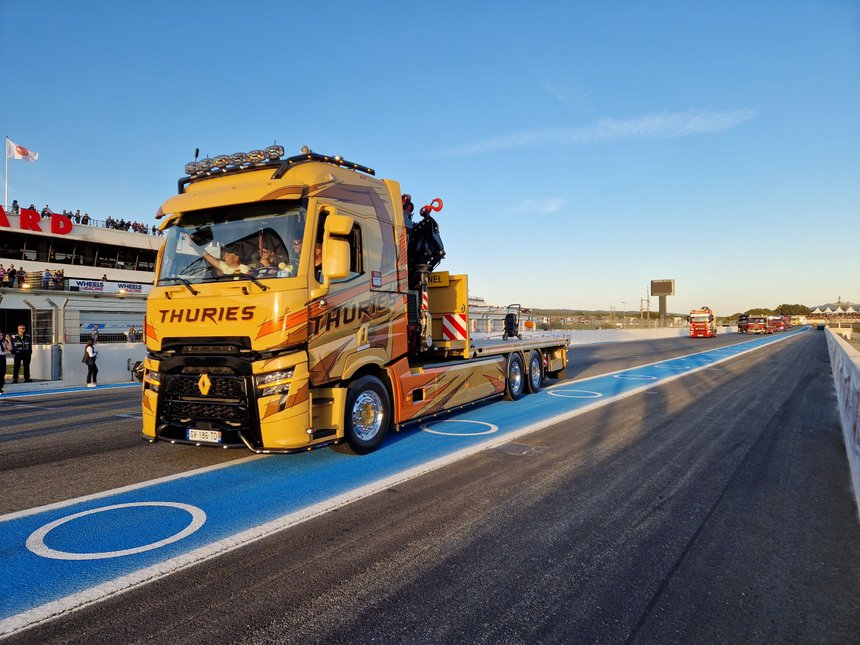 Le porteur plateau Renault de Thuries en parade sur le Paul Ricard