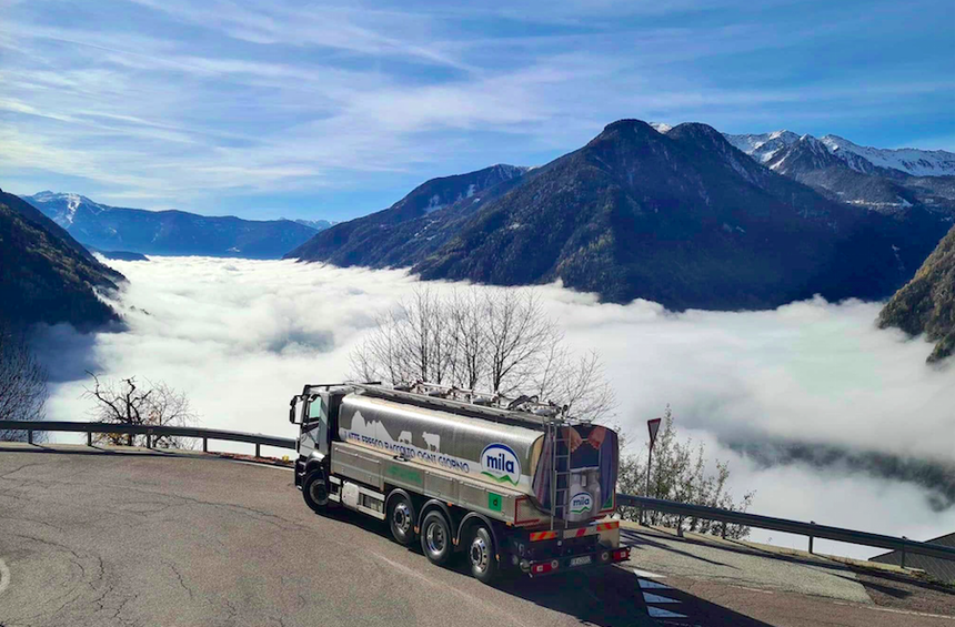 En Italie, un camion-citerne à lait Iveco 8x2 devant un paysage alpin