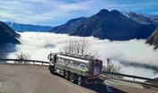 En Italie, un camion-citerne à lait Iveco 8x2 devant un paysage alpin