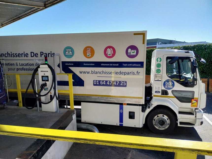 Chez Blanchisserie de Paris, installation des bornes électriques sur les quais