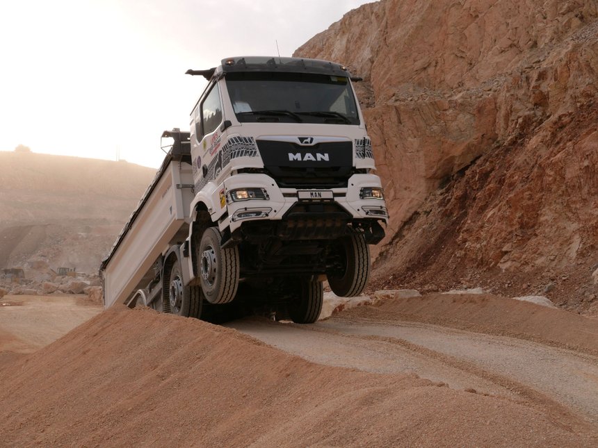 Démonstration de la marque de camions MAN en tout-terrain