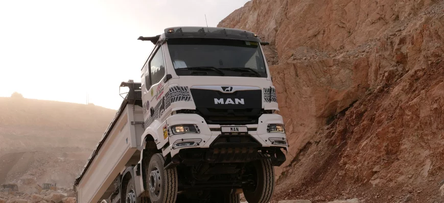 Le lion de MAN bondit sur la construction