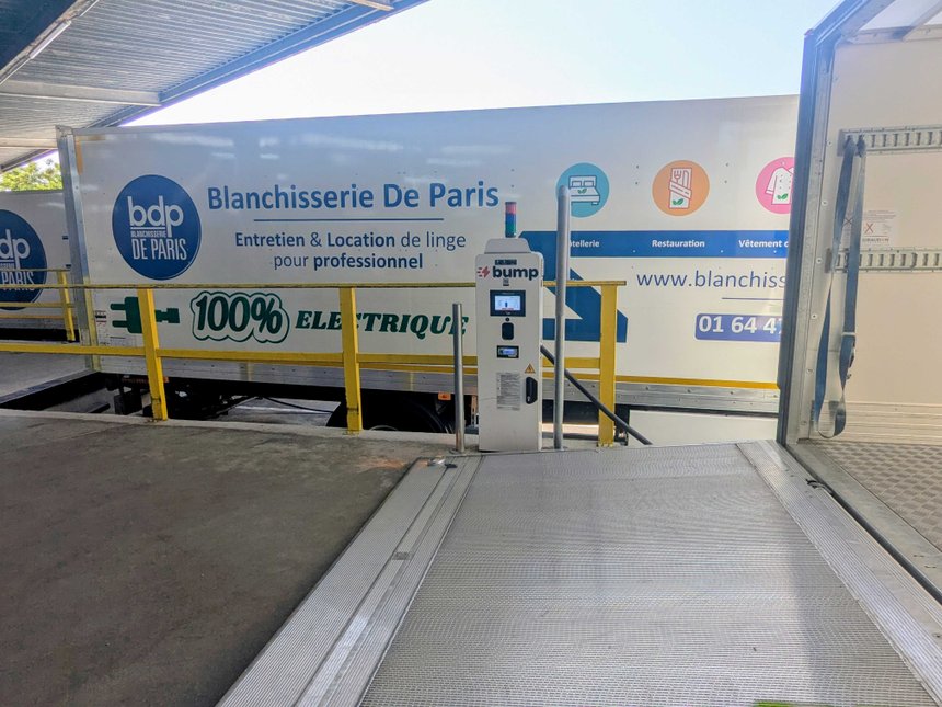 Chez Blanchisserie de Paris, installation des bornes électriques sur les quais