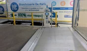 Chez Blanchisserie de Paris, installation des bornes électriques sur les quais