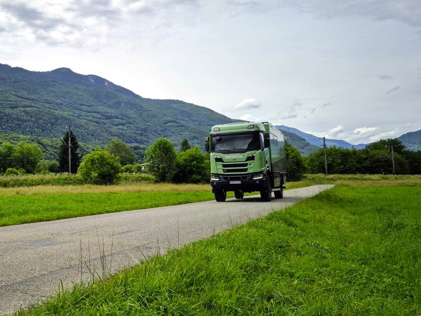 Original en France, un mobile home sur base de Scania 420 R