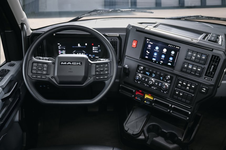 Un tableau de bord techno pour le Mack Anthem 2026