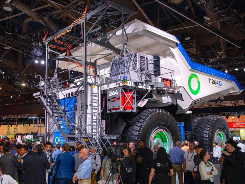 Un dumper électrique de 240 t de charge utile