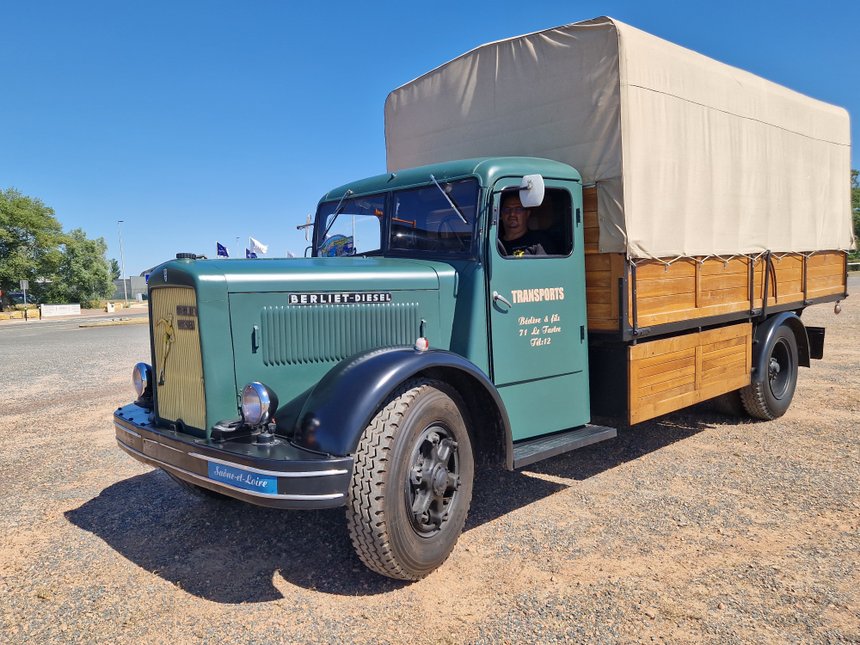 Emmanuel au volant de son Berliet GDC 6 W
