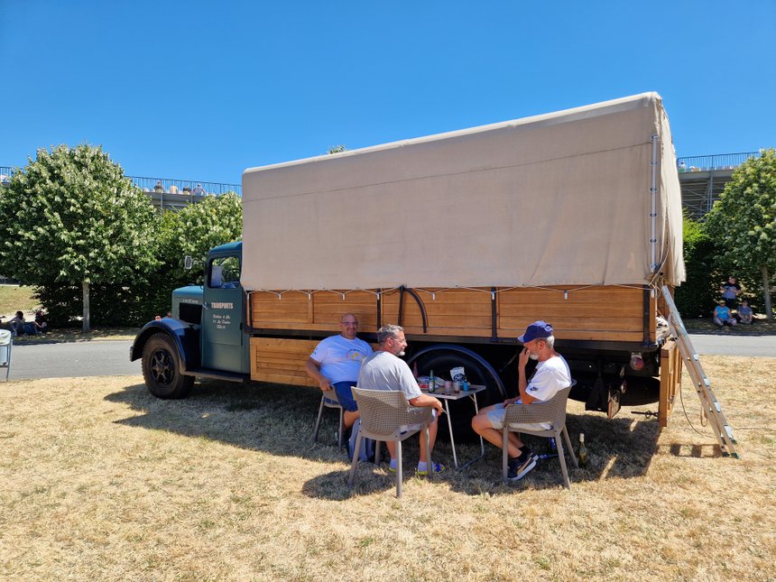Un Berliet GDC 6 W et trois amis