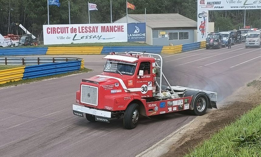 Camion cross : un Volvo N12 en drift