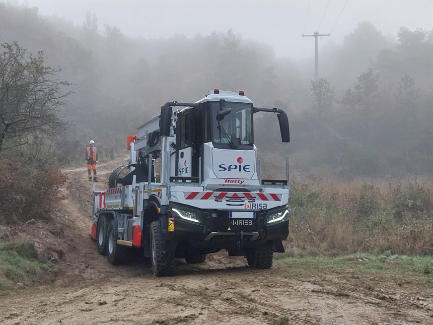 Un camion porte-fers à cabine centrale