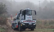Un camion porte-fers à cabine centrale