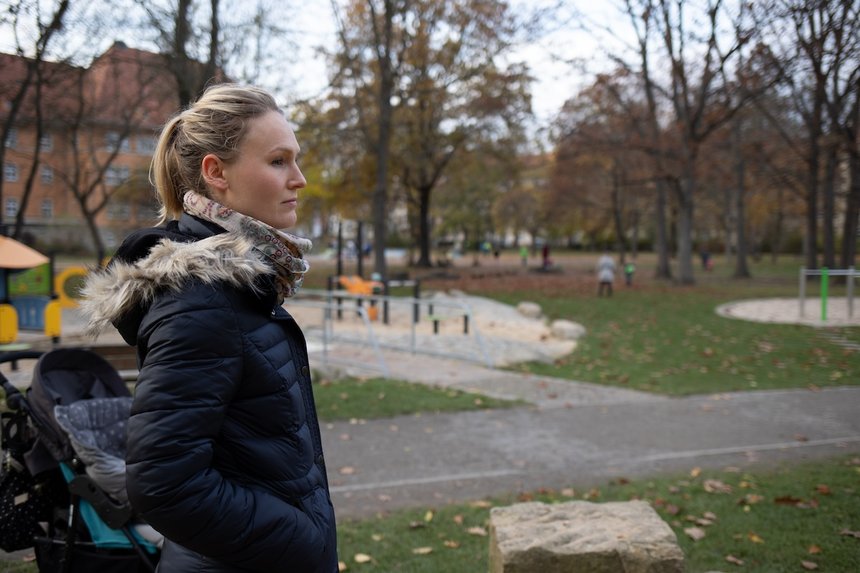 Alleinerziehende Mutter auf Spielplatz