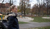 Alleinerziehende Mutter auf Spielplatz