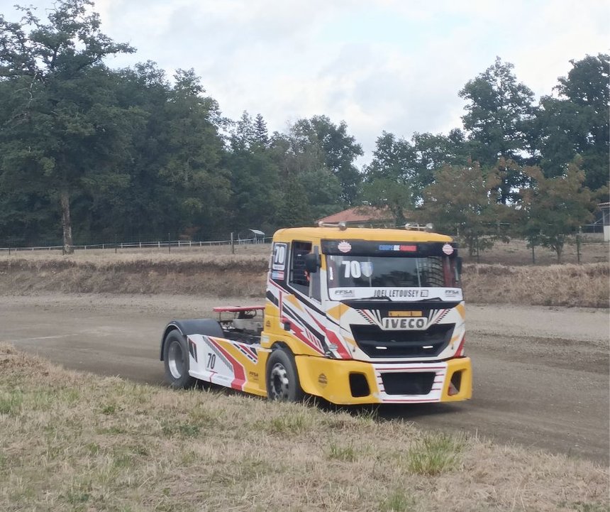 Camion cross à Saint-Junien : un Iveco bloqué par la boue...