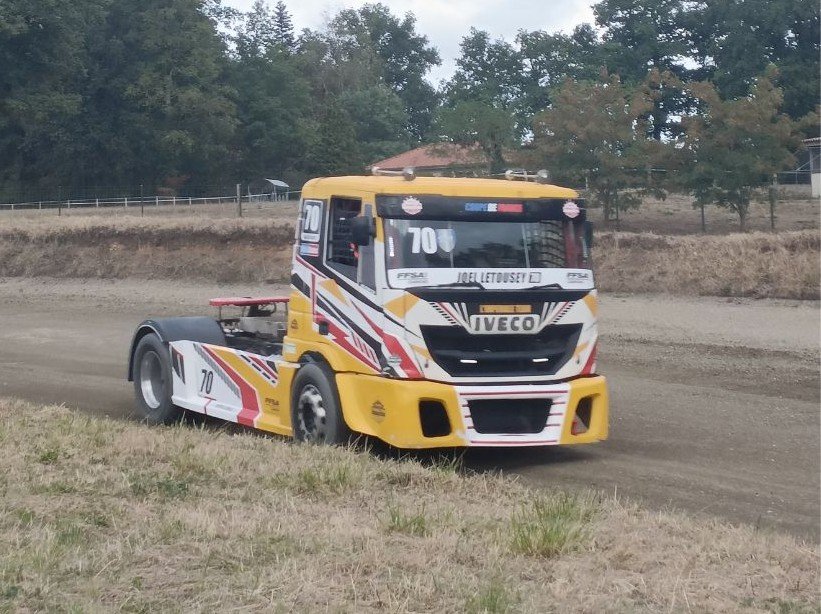 Camion cross à Saint-Junien : un Iveco bloqué par la boue...