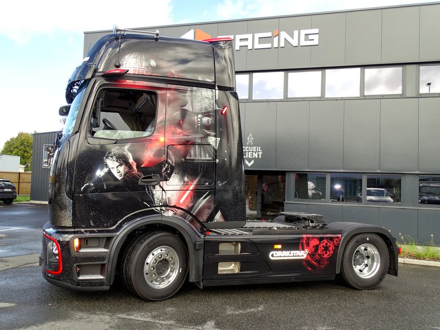 Le Mercedes Actros L Dark Star présenté aux 24H Camions