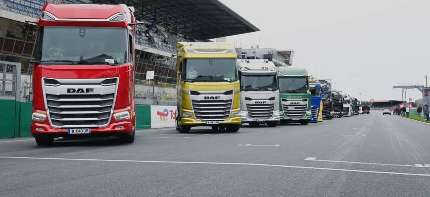 La parade des tracteurs Daf décorés aux 24H Camion