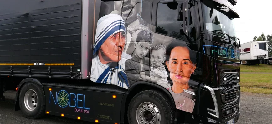 Camion décoré Volvo FH "Prix Nobel" d’ACZM : ode à