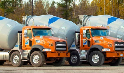 Camion-mystère : des Mack 8x4 porte-malaxeur