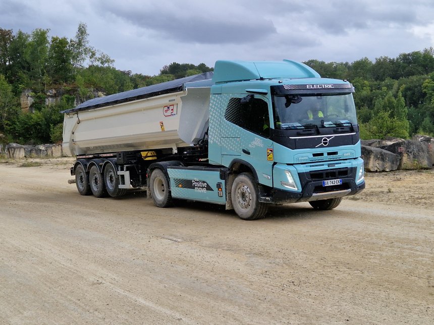 Un Volvo FMX Electric en démonstration dans la carrière de Saint-Vaast-lès-Mello (Oise)